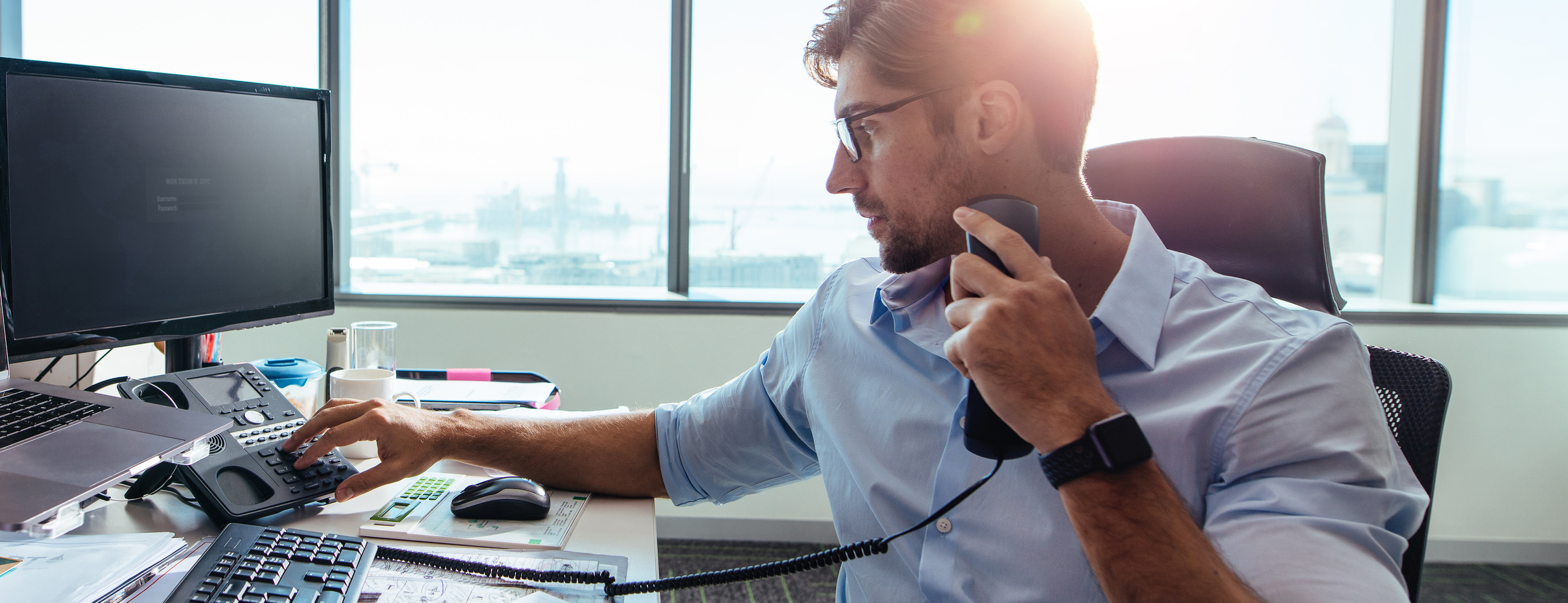 Keyvisual-business-homme-telephone-bureau