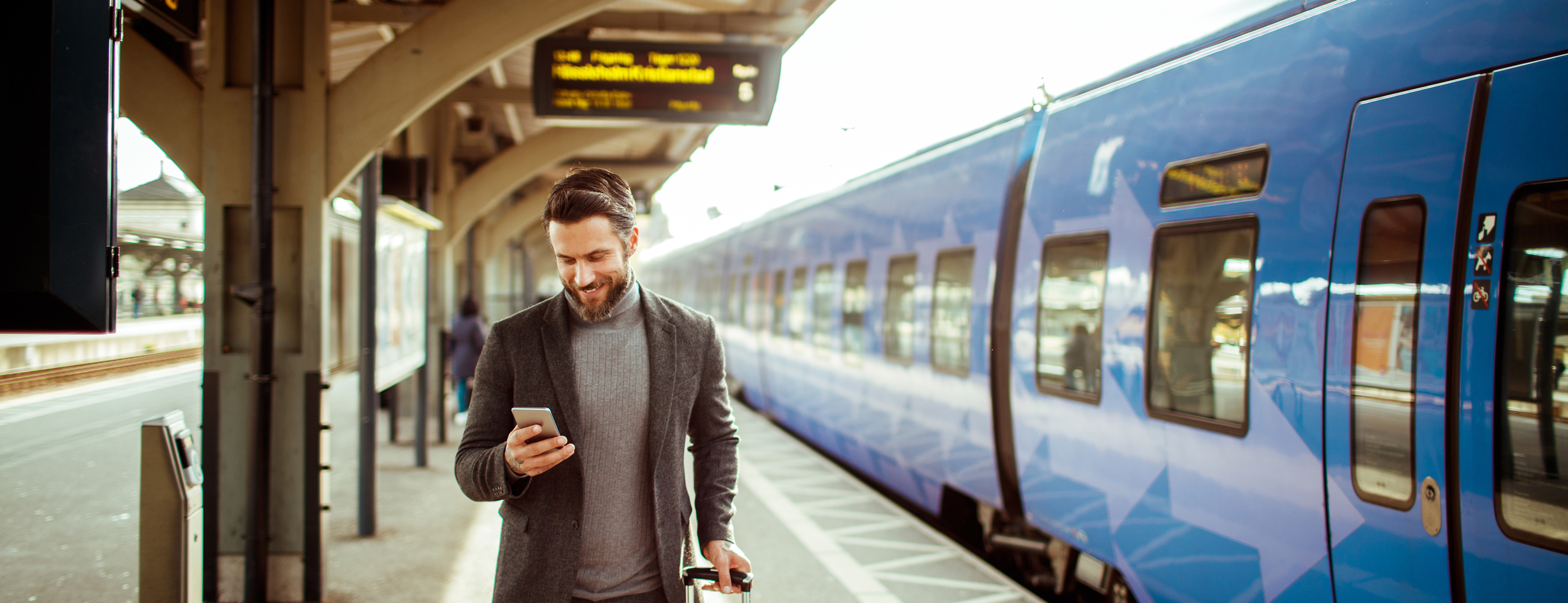 Keyvisual-homme-mobile-gare-train